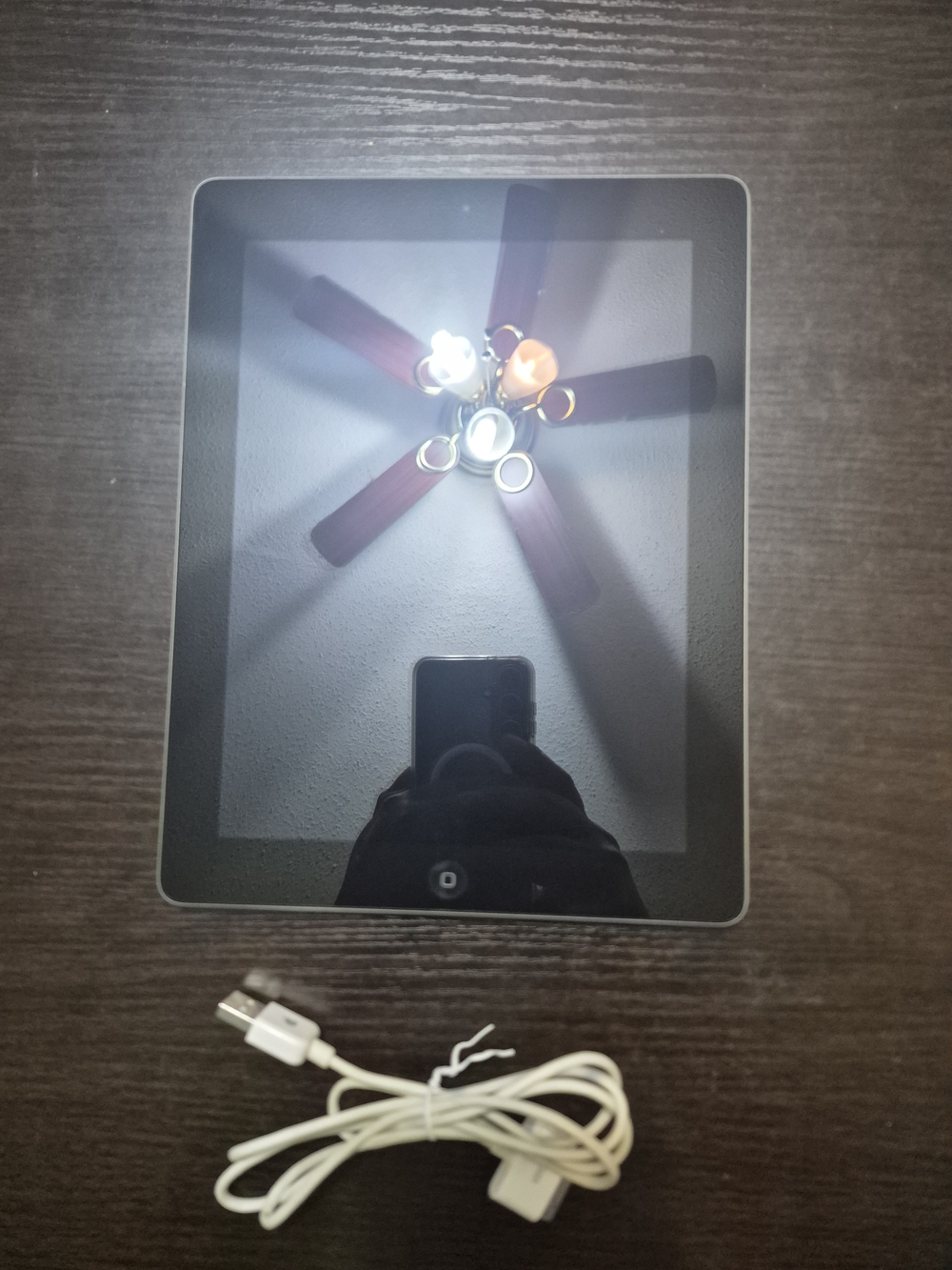Apple iPad 2nd Gen 16GB, Wi-Fi, 9.7in - [Black] (A1395) iOS 9.3.5 W/Charger EUC - Picture 4 of 7